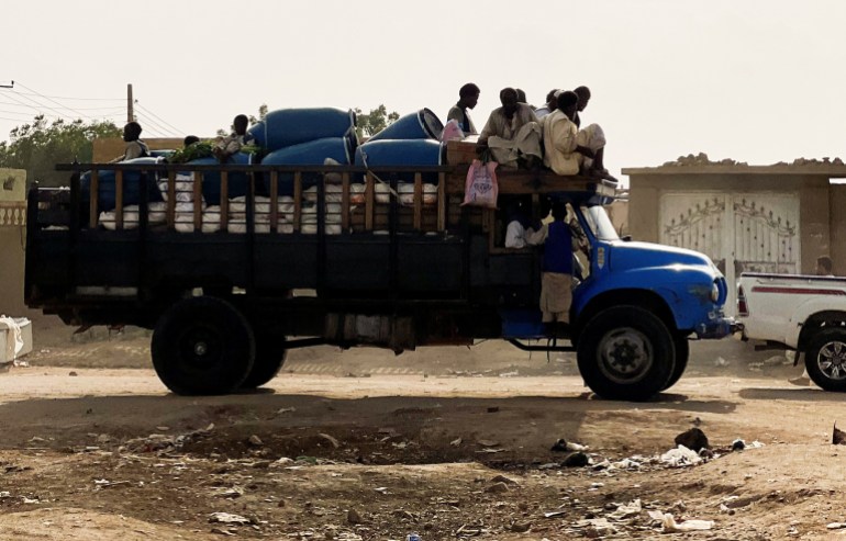 Families flee RSF advances in Sudan's El Gezira state, on Sennar Road in the city of al-Dinder, Sennar state, Sudan رويترز