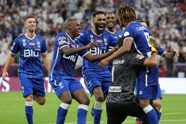 الهلال يكتسح الوحدة 4-1 ويبتعد بصدارة الدوري السعودي