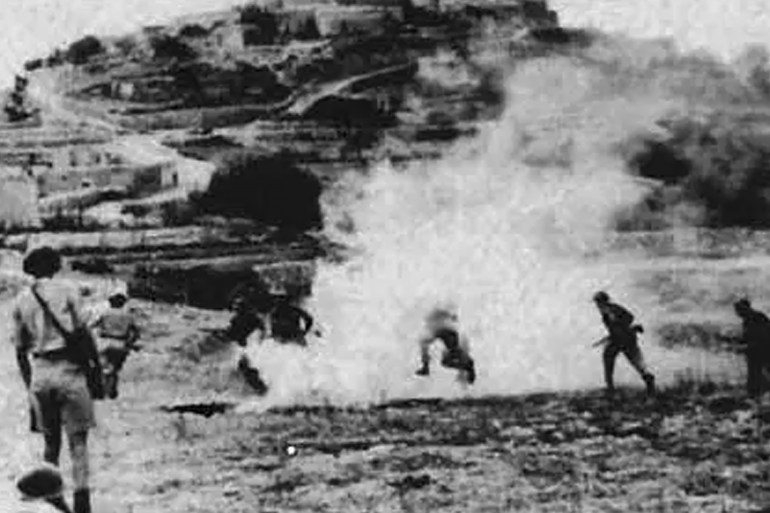 المصدر: موقع فلسطين المحتلة، والرابط: https://occupiedpalestine.wordpress.com/2011/04/09/deir-yassin-massacre-april-9-1948/ Irgun, Lehi and Haganah Zionist terror gangs attacking Deir Yasin قوات أرغون الهاغاناه وشتيرن في مجزرة دير ياسين