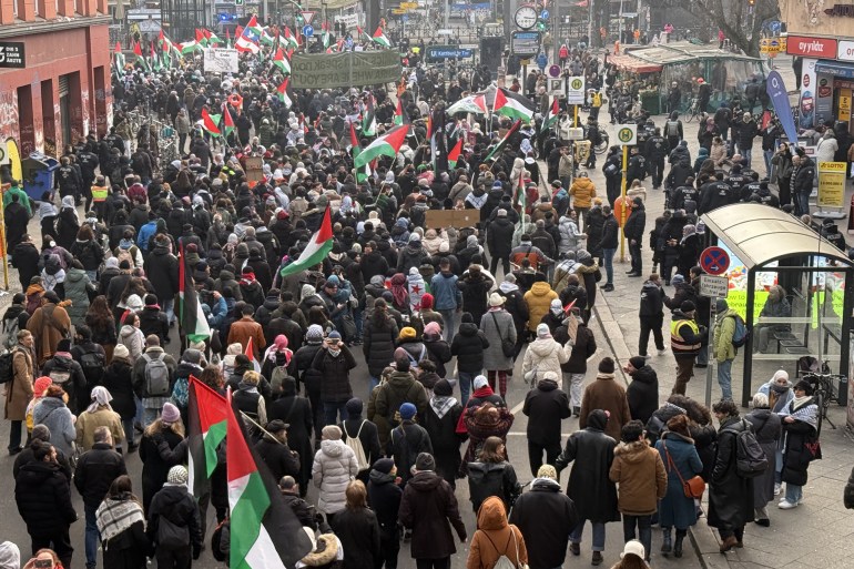 شارك آلاف الأشخاص في العاصمة الألمانية برلين، السبت، في مظاهرة داعمة لفلسطين، احتفالا باتفاق وقف إطلاق النار في غزة. وذكر مراسل الأناضول، أن آلاف الأشخاص تجمعوا في ساحة أورانيين بحي كرويتسبرغ، وسط برلين، احتجاجاً على الهجمات الإسرائيلية على غزة، وللاحتفال باتفاق وقف إطلاق النار بين إسرائيل وحماس. وردد المتظاهرون من أنصار فلسطين، هتافات مناهضة لإسرائيل، وتوجهوا سيراً على الأقدام حتى ساحة هوهنشتاوفن، ووصفوا الفعالية بـ"مسيرة النصر". وحمل المشاركون في الفعالية لافتات كتبت عليها عبارات من قبيل "نهاية نتنياهو"، و"ألمانيا أصبحت محتلة من قبل إسرائيل"، و"الحرية لفلسطين". ( Erbil Başay - وكالة الأناضول )