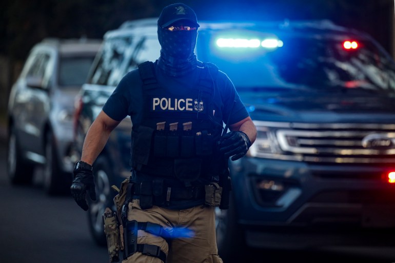 Los Angeles, CA - September 08: Immigration and Customs Enforcement officials looking to arrest an illegal immigrant with criminal record, raid a home on Thursday, Sept. 8, 2022 in Los Angeles, CA. (Irfan Khan / Los Angeles Times via Getty Images)