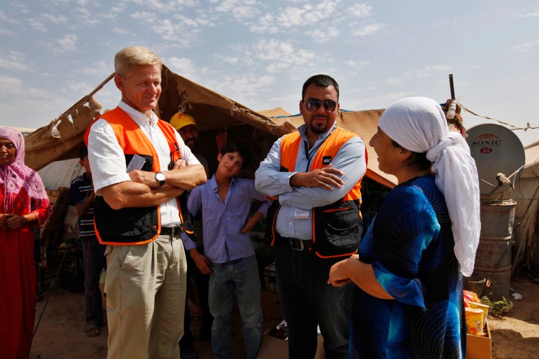 Secretary General of the Norwegian Refugee Council (NRC), Jan Egeland (L) visits Domiz camp in the northern Iraqi province of Dohuk, August 21, 2013. The government of Iraqi Kurdistan has set an entry quota of 3,000 refugees a day to cope with an influx of Kurds fleeing the civil war in Syria, but there are signs many more are still coming in, aid agencies said on Tuesday. Picture taken August 21, 2013. REUTERS/Thaier al-Sudani (IRAQ - Tags: CIVIL UNREST POLITICS SOCIETY IMMIGRATION)