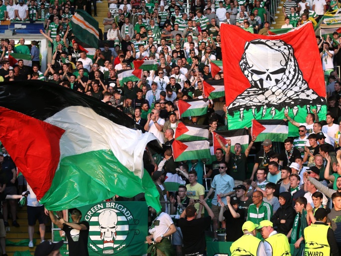 Britain Football Soccer - Celtic v Hapoel Be’er-Sheva - UEFA Champions League Qualifying Play-Off First Leg - Celtic Park - 17/8/16 Celtic fans hold up Palestine flags Action Images via Reuters / Russell Cheyne Livepic EDITORIAL USE ONLY.