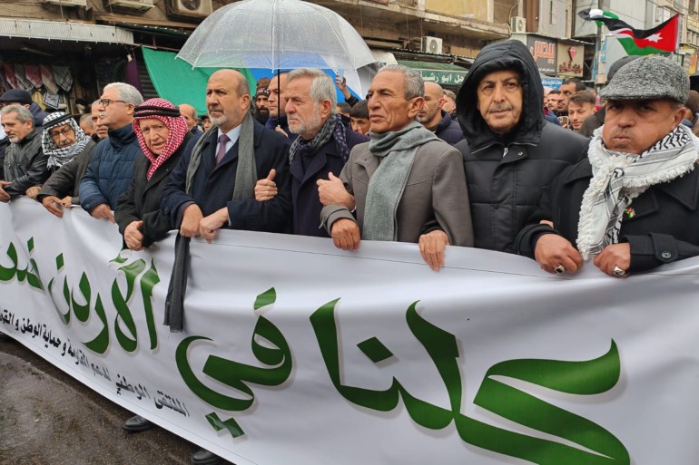 الاردنيون رفعوا لافتات تؤكد رفضهم لخطة ترامب تهجير اهل غزة .. الجزيرة