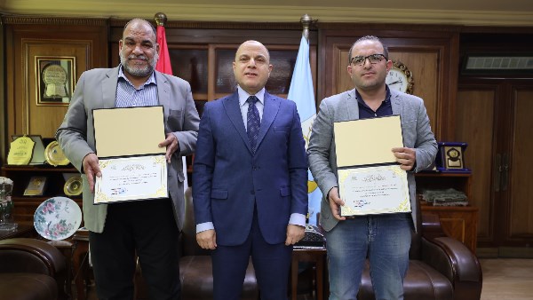 محافظ كفر الشيخ يكرم مدير ووكيل الشؤون القانونية بالديوان العام