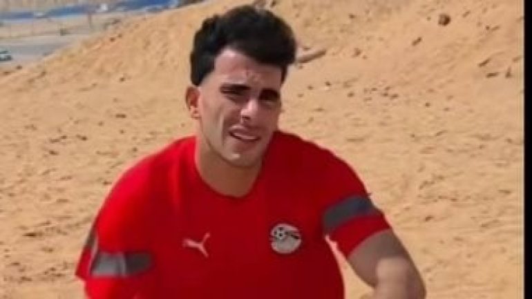 زيزو يتدرب على الرمال بقميص منتخب مصر