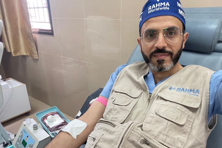 الدكتور محمد المناصير، استشاري جراحة الكلى والمسالك البولية. أمضى أسبوعين في غزة ضمن وفد لمؤسسة رحمة حول العالم، وكان عمله في مجمع ناصر الطبي