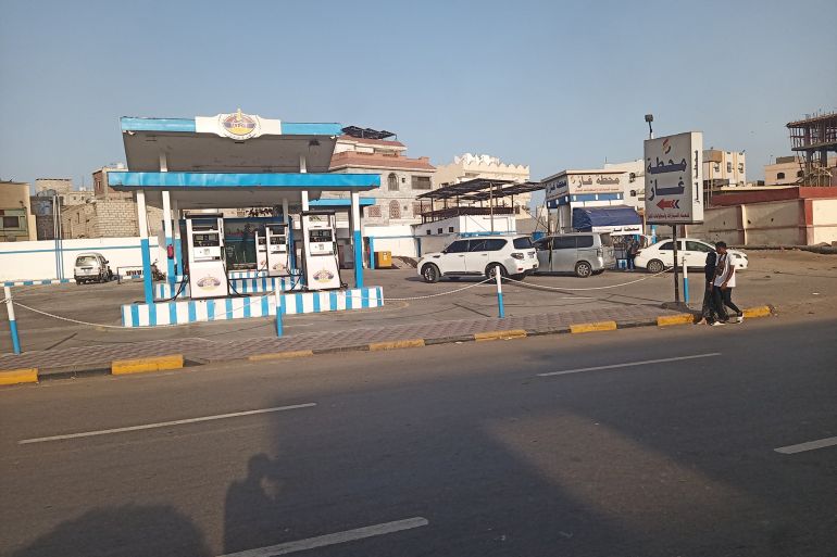 تزايد الإقبال على تحويل السيارات إلى الغاز أدى قابله انتشار واسع لمحطات التعبئة (الجزيرة) (2)