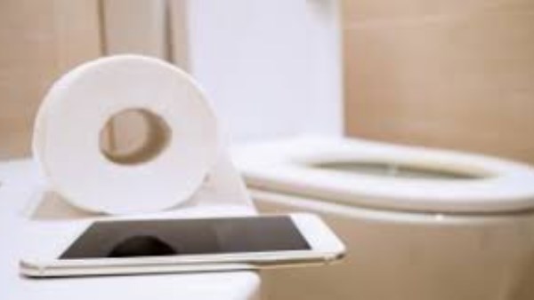 كيف تنتقل البكتيريا إلى هاتفك في الحمام؟