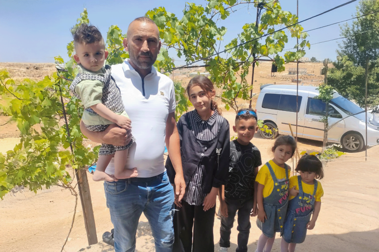 فلسطين-الخليل-يطا-صدام أبو قبيطة ولي أمر عدد من الأطفال في مدرسة اشكارة المخطرة بالهدم -1 يويو 2025 (الجزيرة نت)