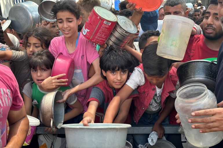 أطفال يتزاحمون للحصول على وجبة طعام من تكية خيرية-رائد موسى-دير البلح-الجزيرة نت-الصورة من تصوير فادي ثابت