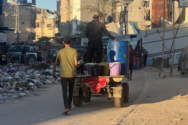 يلجأ الغزيون لنقل المياه بطرق بدائية في ظل أزمة حادة وارتفاع كبير على درجات الحرارة
