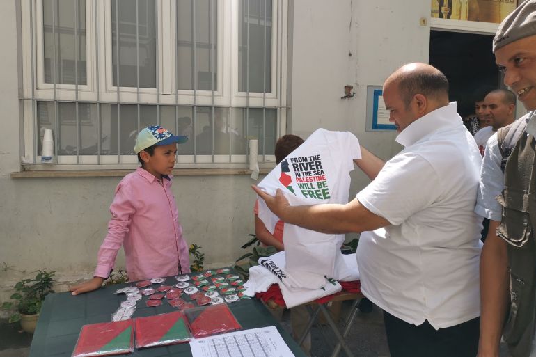 قمصان كتبت عليها شعارات مناصرة لفلسطين تباع بعد كل صلاة جمعة لدعم الغزاويين وذلك من أمام مسجد عمر بمدينة تورينو التي تحتوي جالية مسلمة كبيرة