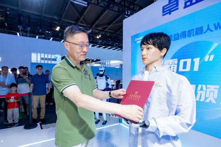 China’s first robot accepted into drama and film studies PhD programme, becomes online hit المصدر: صحيفة ساوث تشاينا