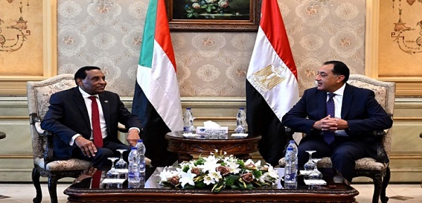 رئيس الوزراء يستقبل نظيره السودانى بمطار القاهرة الدولى