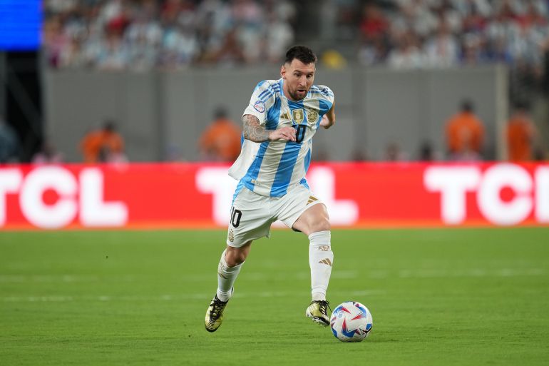 EAST RUTHERFORD, NJ - JUNE 25: Lionel Messi #10 of Argentina advances the ball during a Copa America 2024 Group A match between Argentina and Chile at MetLife Stadium on June 25, 2024 in East Rutherford, New Jersey. (Photo by Robin Alam/ISI Photos/Getty Images)