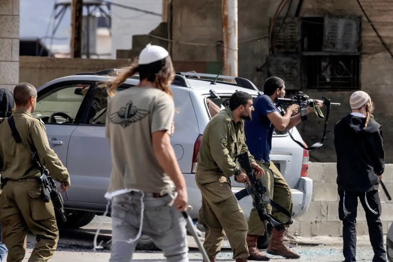 مستوطنون يهاجمون مركبات الفلسطينيين شبكة يافا للاخبار