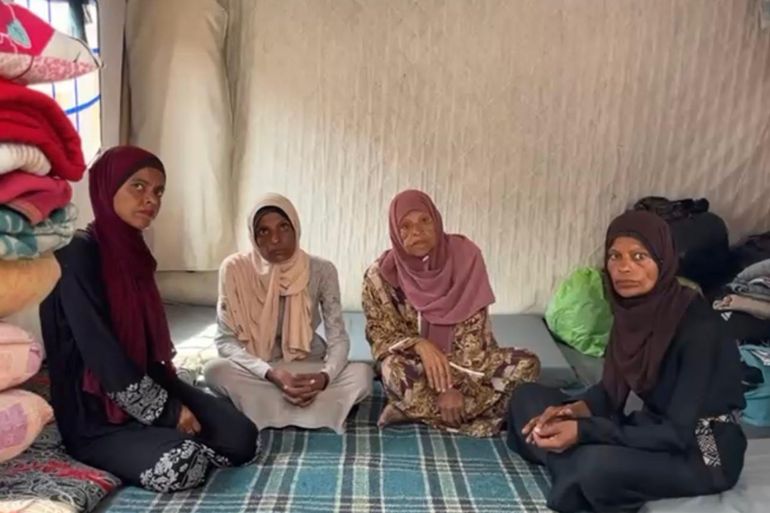 **داخلية** عائلة من الصم، تتحمل شقيقتهن السليمة الوحيدة "هداية بلال" أقصى اليمين"عبء محاولة توفير الطعام لهن خاصة بعد استشهاد والدهن خلال الحرب